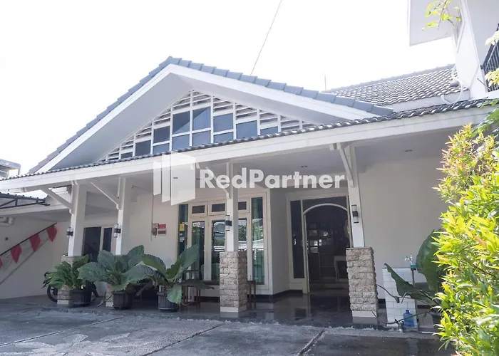 Londres Bed And Breakfast Redpartner Near Gembira Loka Zoo Yogyakarta